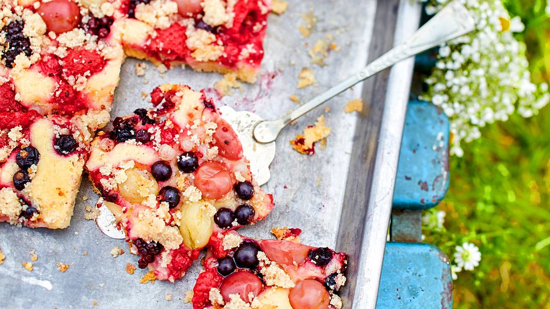 Blechkuchen mit Gartenfrüchten und Mandelkrümeln Rezept - Foto: LECKER @ Bauer Media Group