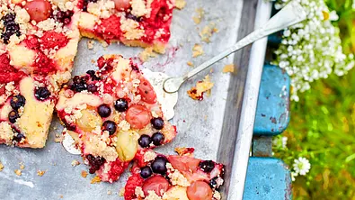 Blechkuchen mit Gartenfrüchten und Mandelkrümeln Rezept - Foto: LECKER @ Bauer Media Group
