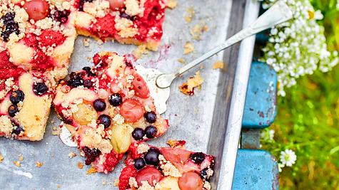 Blechkuchen mit Gartenfrüchten und Mandelkrümeln Rezept - Foto: House of Food / Bauer Food Experts KG