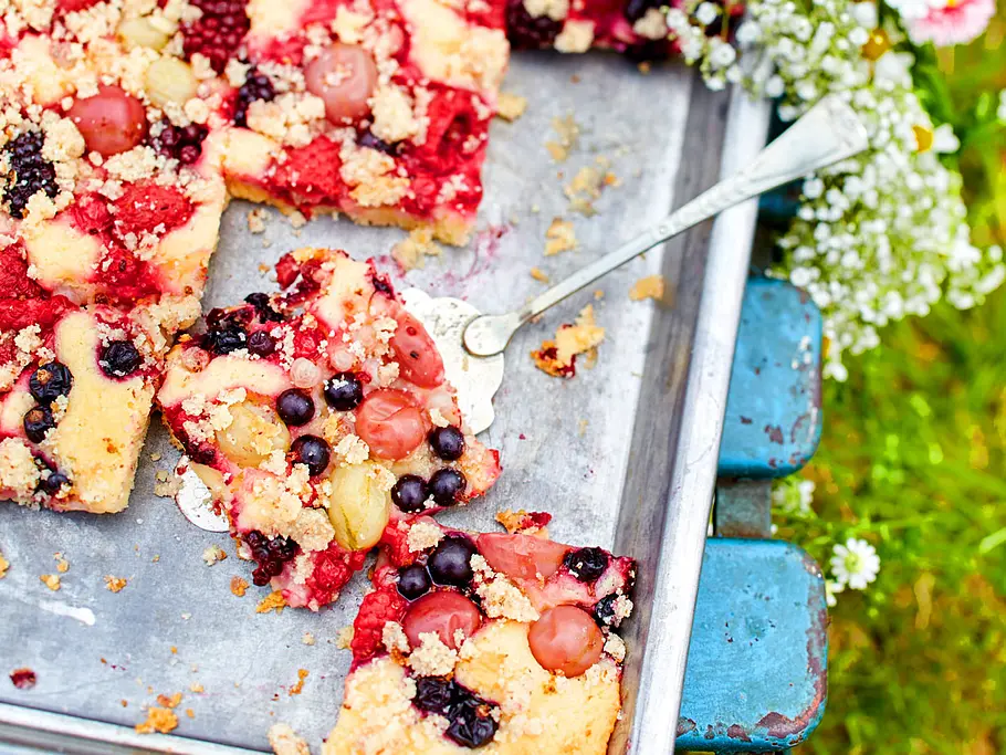 Blechkuchen mit Gartenfrüchten und Mandelkrümeln Rezept Blechkuchen mit Gartenfrüchten und Mandelkrümeln Rezept