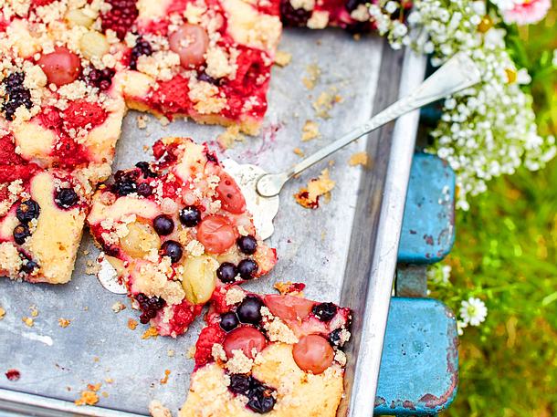 Blechkuchen mit Gartenfrüchten und Mandelkrümeln Rezept Blechkuchen mit Gartenfrüchten und Mandelkrümeln Rezept