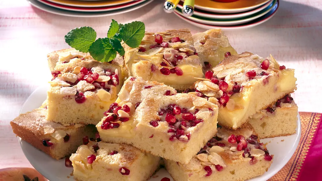 Blechkuchen mit Granatäpfeln Rezept - Foto: LECKER @ Bauer Media Group Blechkuchen mit Granatäpfeln Rezept - Foto: LECKER @ Bauer Media Group