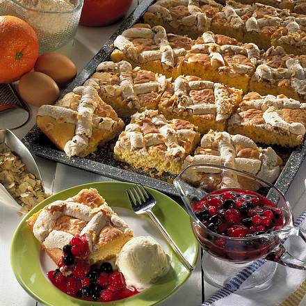 Blechkuchen mit Haselnuss-Baiser Rezept Blechkuchen mit Haselnuss-Baiser Rezept
