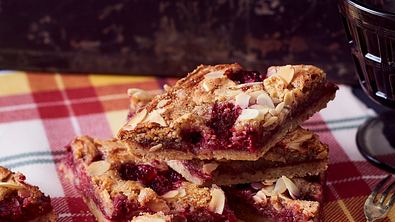 Blechkuchen mit Himbeeren (Bakewell Kuchen) Rezept - Foto: LECKER @ Bauer Media Group