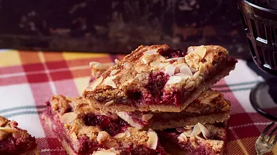 Blechkuchen mit Himbeeren (Bakewell Kuchen) Rezept - Foto: LECKER @ Bauer Media Group