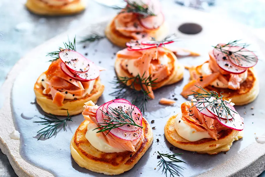 Blini-Häppchen mit Lachs rezept Blini-Häppchen mit Lachs Rezept