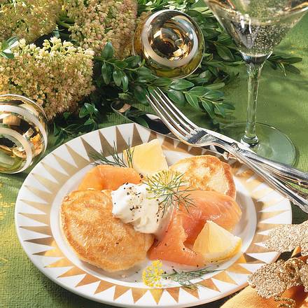 Blinis mit geräuchertem Lachs Rezept Blinis mit geräuchertem Lachs Rezept