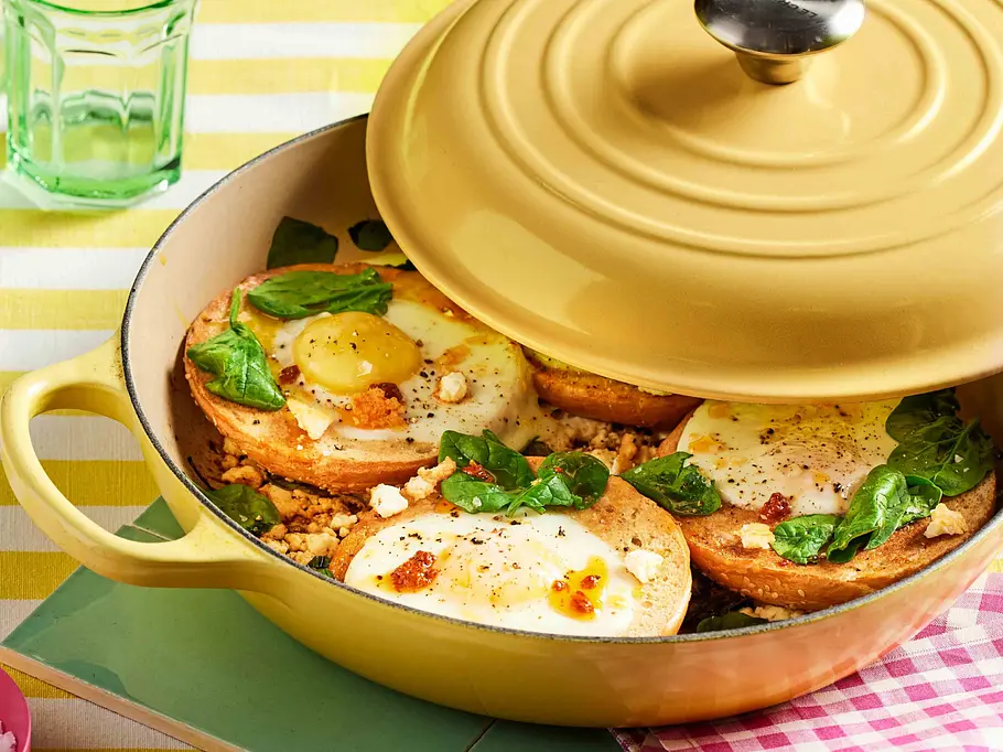 Blitz-Bagels mit Feta, Spinat und Ei Rezept Blitz-Bagels mit Feta, Spinat und Ei Rezept