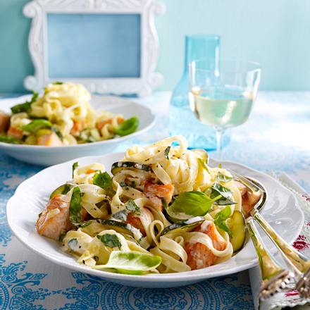 Blitz-Bandnudeln mit Lachs-Frischkäse-Soße Rezept Blitz-Bandnudeln mit Lachs-Frischkäse-Soße Rezept