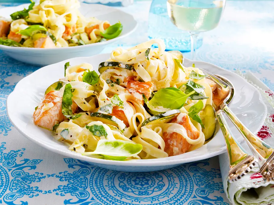Blitz-Bandnudeln mit Lachs-Frischkäse-Soße Rezept Blitz-Bandnudeln mit Lachs-Frischkäse-Soße Rezept