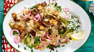 Blitz Boeuf Stroganoff mit roten Zwiebelringen auf einem ovalen Teller - Foto: LECKER @ Bauer Media Group Blitz Boeuf Stroganoff mit roten Zwiebelringen auf einem ovalen Teller - Foto: LECKER @ Bauer Media Group
