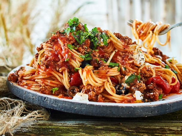 Last-Minute-Bolognese mit Ziegenfrischkäse an Bord Rezept Last-Minute-Bolognese mit Ziegenfrischkäse an Bord Rezept