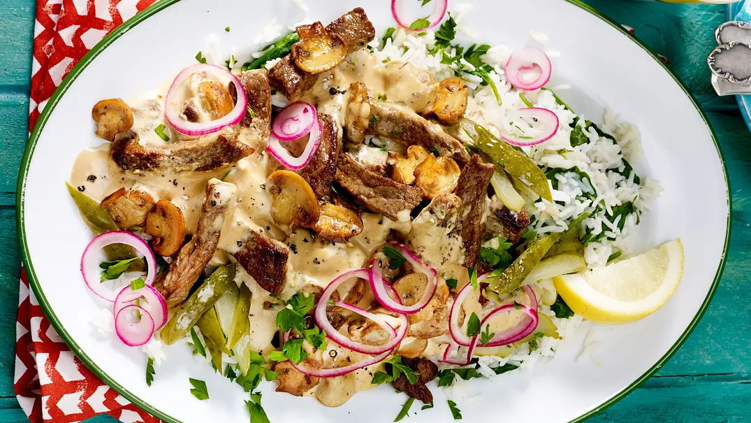 Blitz-Bœuf-Stroganoff auf Spinatreis Rezept - Foto: LECKER @ Bauer Media Group