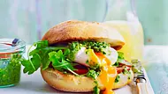 Blitz-Burger „Italo-Style“ mit pochiertem Ei Rezept - Foto: LECKER @ Bauer Media Group