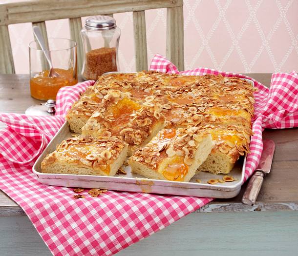 Blitz-Butterkuchen mit Aprikosen-Konfitüre Rezept
