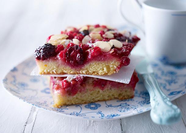 Blitz-Butterkuchen mit Brombeeren und Johannisbeeren Rezept