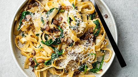 Blitz-Carbonara mit Spinat und Pilzen Rezept - Foto: Image Professionals