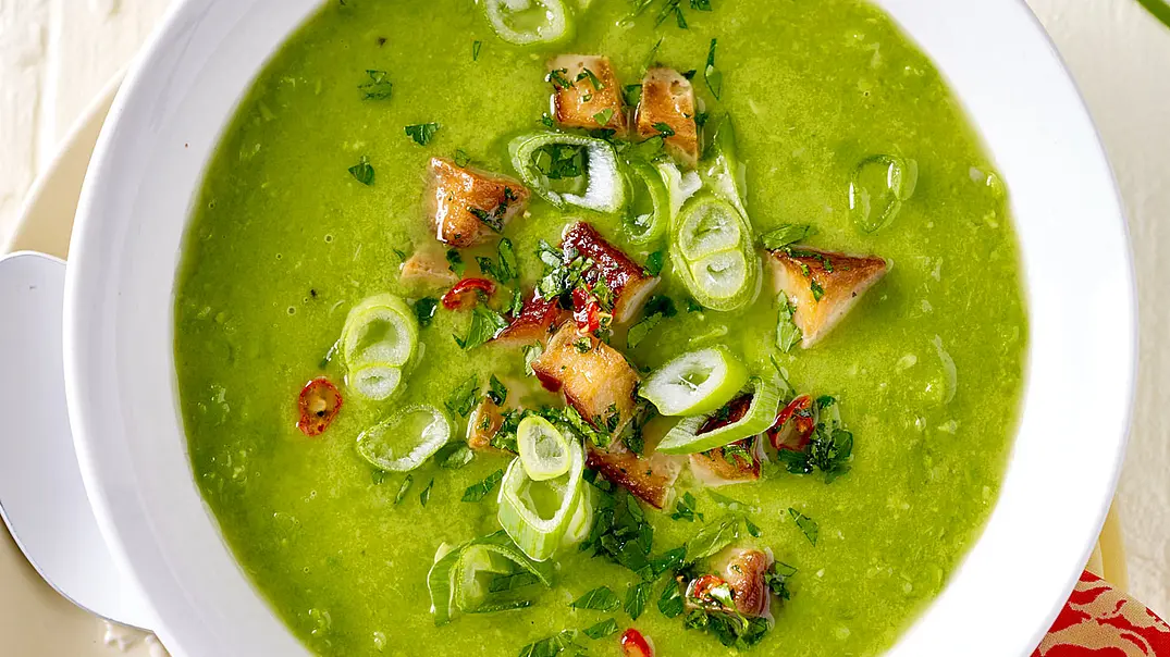 Blitz-Erbsensuppe mit scharfem Räuchertofu Rezept - Foto: LECKER @ Bauer Media Group Blitz-Erbsensuppe mit scharfem Räuchertofu Rezept - Foto: LECKER @ Bauer Media Group