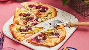 Blitz-Flammkuchen mit Birnen, Blaubeeren und Gorgonzola Rezept - Foto: House of Food / Bauer Food Experts KG