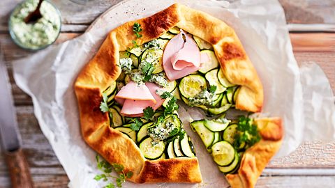 Blitz-Galette mit Frühlingsdip Rezept - Foto: House of Food / Bauer Food Experts KG