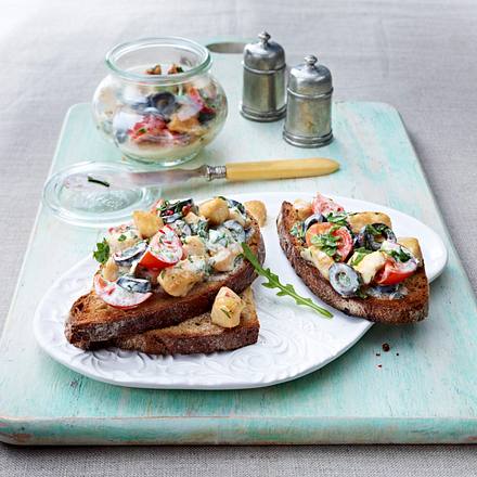 Blitz-Geflügelsalat auf Knusperbrot Rezept Blitz-Geflügelsalat auf Knusperbrot Rezept