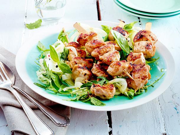 Blitz-Hähnchenspieße auf Fenchelsalat Rezept Blitz-Hähnchenspieße auf Fenchelsalat Rezept