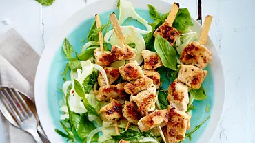 Blitz-Hähnchenspieße auf Fenchelsalat Rezept - Foto: LECKER @ Bauer Media Group Blitz-Hähnchenspieße auf Fenchelsalat Rezept - Foto: LECKER @ Bauer Media Group