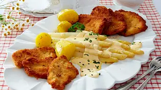 Blitz-Hollandaise zu weißem Spargel und zweierlei Filet-Schnitzel Rezept - Foto: LECKER @ Bauer Media Group