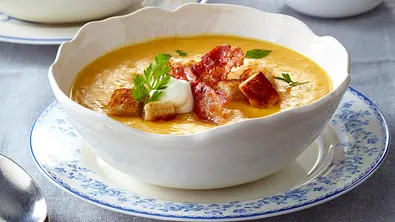 Blitz-Möhrensuppe mit Bacon und Croûtons Rezept - Foto: LECKER @ Bauer Media Group