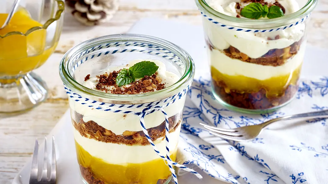 Blitz-Quarktrifle mit Lemon Curd Rezept - Foto: LECKER @ Bauer Media Group Blitz-Quarktrifle mit Lemon Curd Rezept - Foto: LECKER @ Bauer Media Group