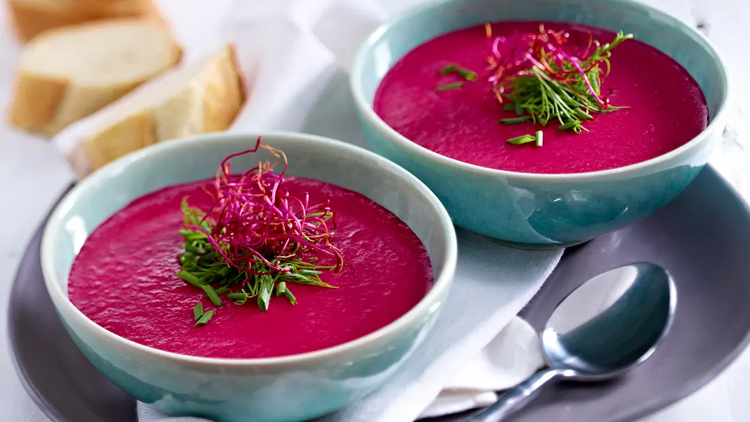 Blitz-Rote-Bete-Suppe mit Buttermilch Rezept - Foto: LECKER @ Bauer Media Group Blitz-Rote-Bete-Suppe mit Buttermilch Rezept - Foto: LECKER @ Bauer Media Group