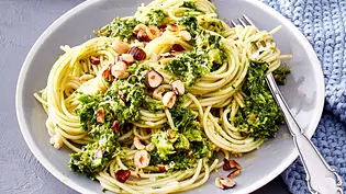 Blitz-Spaghetti mit Grünkohl-Pesto Rezept - Foto: LECKER @ Bauer Media Group Blitz-Spaghetti mit Grünkohl-Pesto Rezept - Foto: LECKER @ Bauer Media Group
