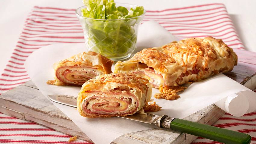 Blitz-Strudel mit Käse und Schinken Rezept - Foto: House of Food / Bauer Food Experts KG