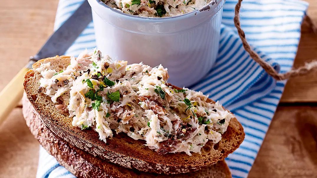 Blitz-Stulle mit Räuchermakrelen-Creme Rezept - Foto: LECKER @ Bauer Media Group Blitz-Stulle mit Räuchermakrelen-Creme Rezept - Foto: LECKER @ Bauer Media Group