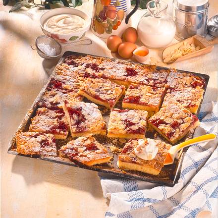 Blitzbutterkuchen mit roter Grütze Rezept Blitzbutterkuchen mit roter Grütze Rezept