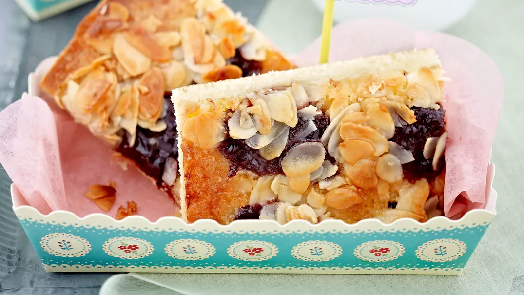 Butterkuchen mit Pflaumenmus und Mandeln. - Foto: LECKER @ Bauer Media Group Butterkuchen mit Pflaumenmus und Mandeln. - Foto: LECKER @ Bauer Media Group