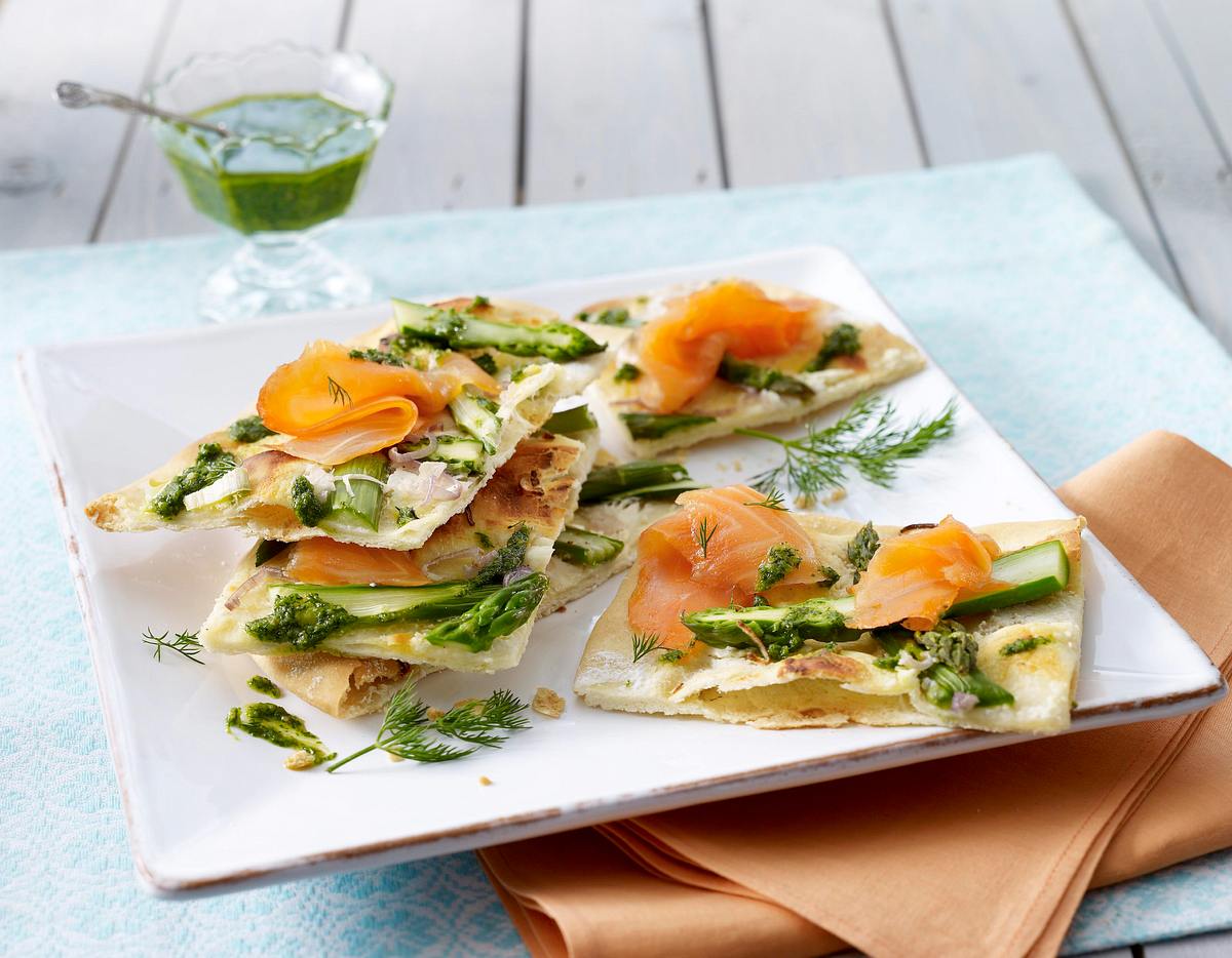 Blitzflammkuchen mit Spargel & Räucherlachs Rezept