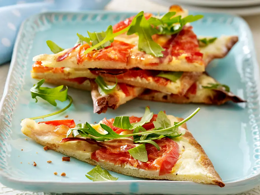 Blitzflammkuchen mit Speck, Tomaten und Rauke (Fußball-Snacks) Rezept
