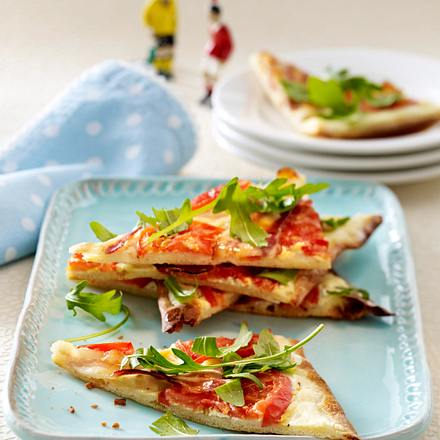 Blitzflammkuchen mit Speck, Tomaten und Rauke (Fußball-Snacks) Rezept Blitzflammkuchen mit Speck, Tomaten und Rauke (Fußball-Snacks) Rezept
