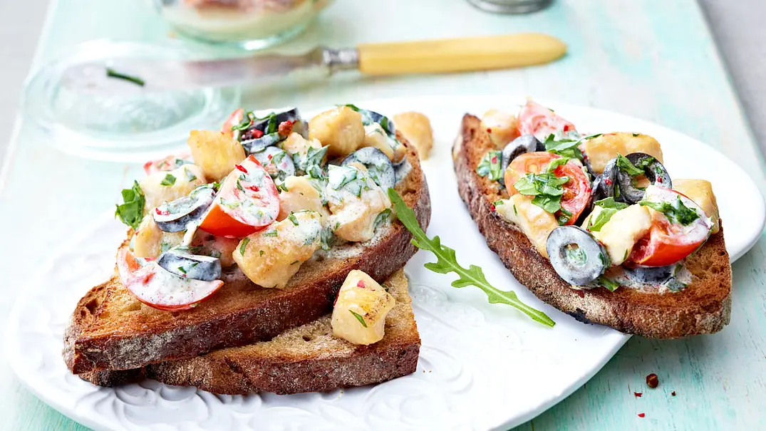 Blitzgeflügelsalat auf Röstbrot Rezept - Foto: LECKER @ Bauer Media Group Blitzgeflügelsalat auf Röstbrot Rezept - Foto: LECKER @ Bauer Media Group