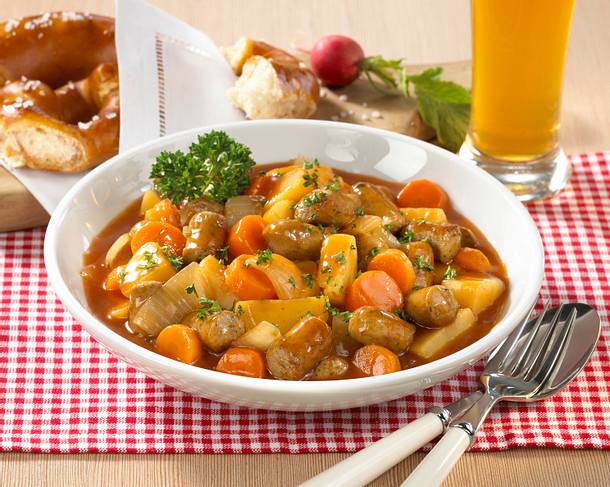 Blitzgulasch mit Würstchen & Gemüse Rezept Blitzgulasch mit Würstchen & Gemüse Rezept