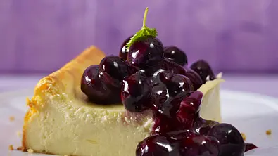 Blitzkäsekuchen mit Heidelbeersoße Rezept - Foto: LECKER @ Bauer Media Group