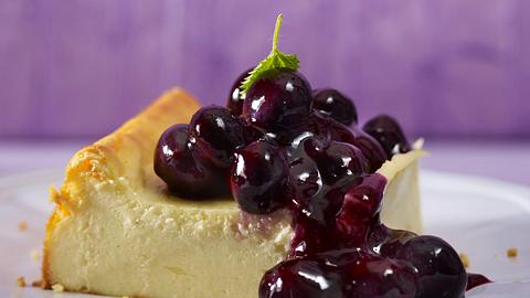 Blitzkäsekuchen mit Heidelbeersoße Rezept - Foto: House of Food / Bauer Food Experts KG