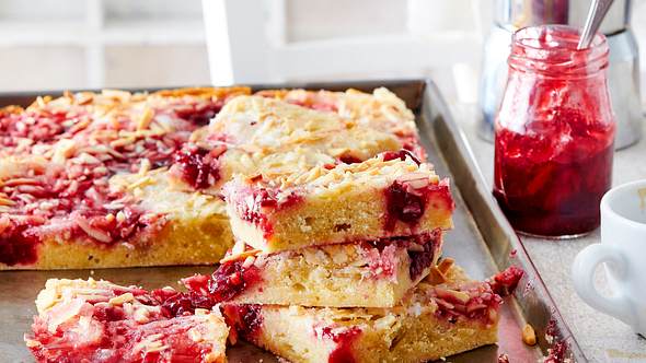 Blitz-Butterkuchen mit Kirschkonfitüre - Foto: House of Food / Bauer Food Experts KG