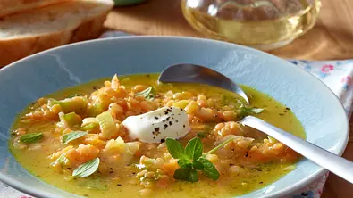 Blitzlinsensuppe mit Apfel Rezept - Foto: LECKER @ Bauer Media Group
