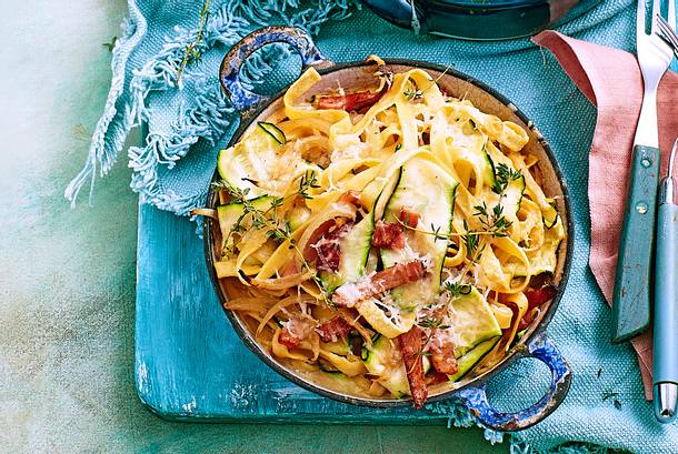 Blitzschnelle Zucchini-Bacon-Pasta Rezept Blitzschnelle Zucchini-Bacon-Pasta Rezept