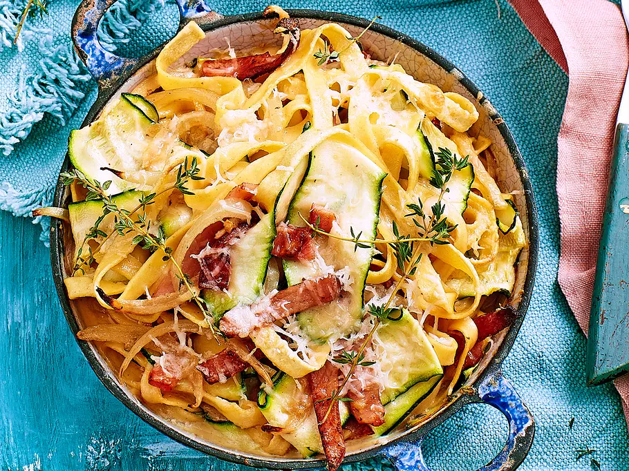 Blitzschnelle Zucchini-Bacon-Pasta Rezept Zucchini-Bacon-Pasta in einer Schüssel serviert; mit Manchego und Thymian verziert.