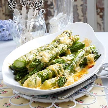 Blitzspargel, gratiniert mit Käsebutter Rezept