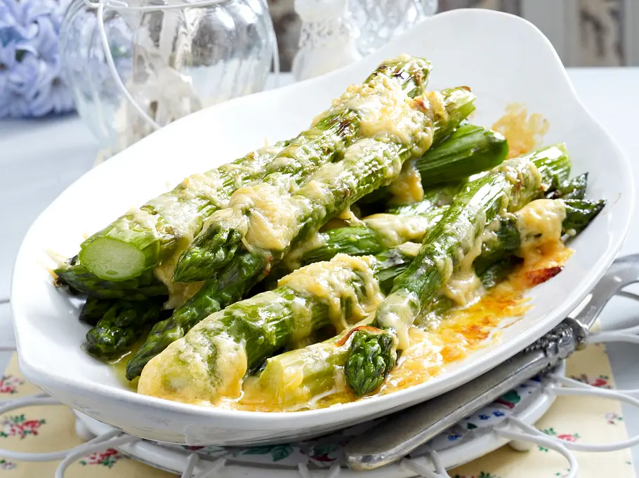 Grüner Spargel überbacken mit Käsebutter in einer weißen ofenfesten Form