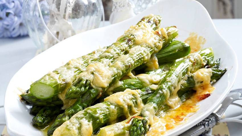 Blitzspargel, gratiniert mit Käsebutter Rezept - Foto: House of Food / Bauer Food Experts KG